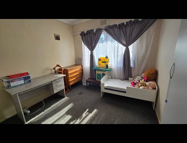 3 BEDROOM FREEHOLD FOR SALE IN BRACKENDOWNS